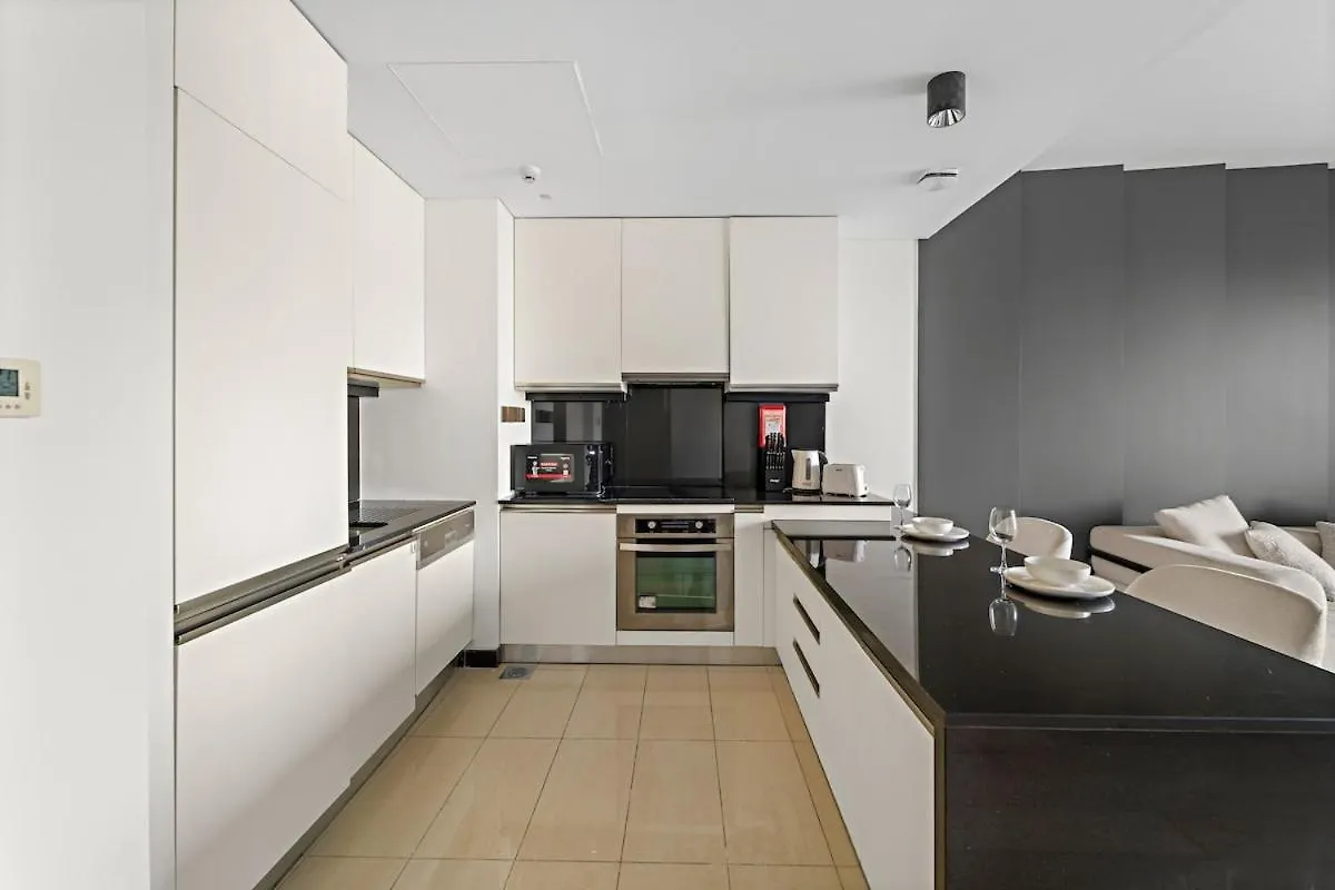 Appartement First Class 1Br Stunning City & Marina Views Dubaï
